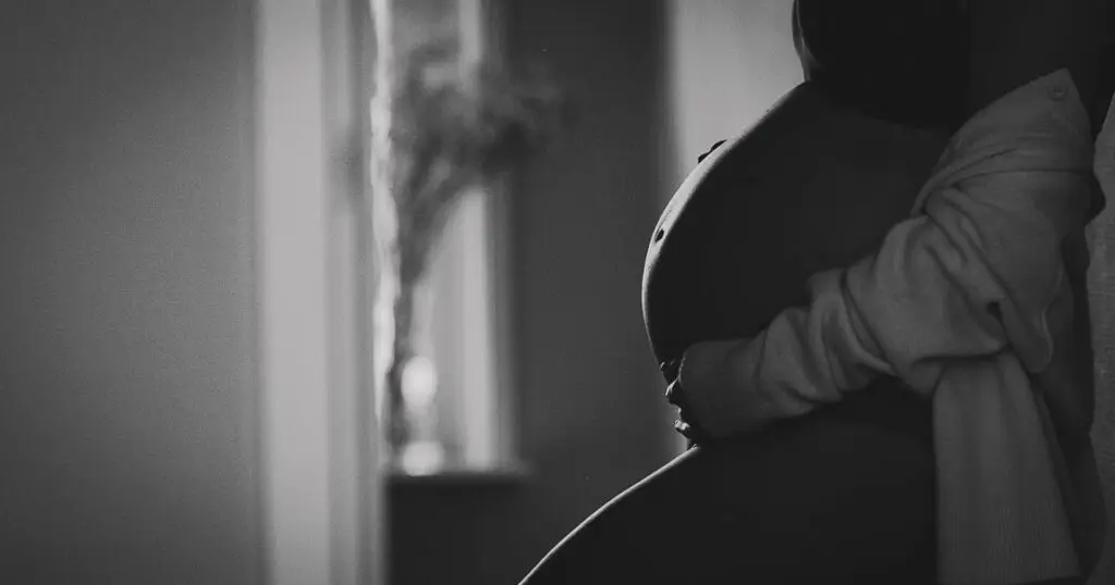 Maternity photography in Amsterdam by Olalab – natural and artistic portraits, Maternity posing in Amsterdam homes