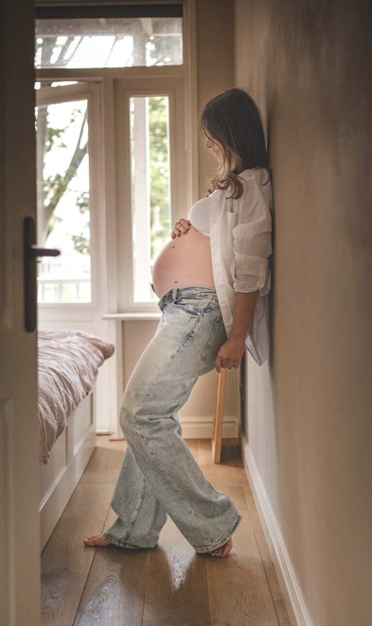 pregnancy photography Netherlands, artistieke prenatale fotografie, maternity and family portraits Amsterdam, timeless maternity photography, emotional pregnancy photos, zwangerschapsfoto’s, best time for a maternity photoshoot