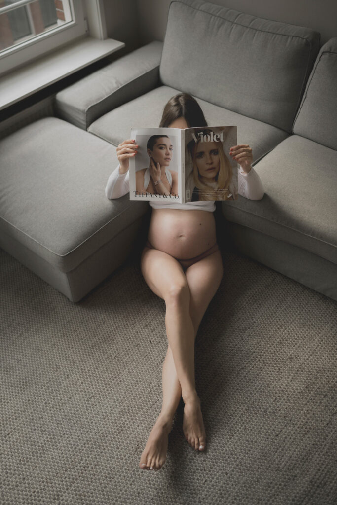 pregnancy photoshoot Netherlands, professionele zwangerschapsshoot Amsterdam, natural light maternity portraits, emotionele portretten, creative family photography, Ola Lab, Maternity Photoshoot at Home