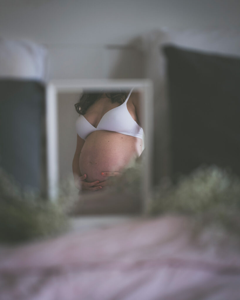 prenatal photoshoot Amsterdam, creatieve zwangerschapsfotografie, expecting mother portrait session, timeless family photography, artistic maternity and newborn photography, Carola Barth, Maternity posing in Amsterdam