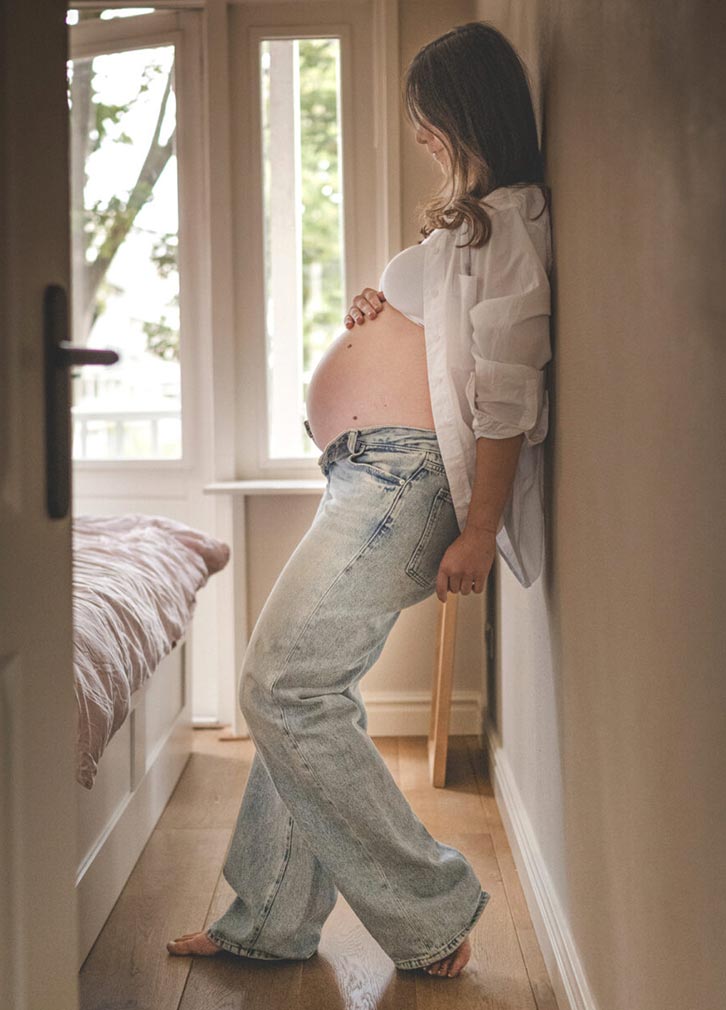 maternity, Maternity posing in Amsterdam