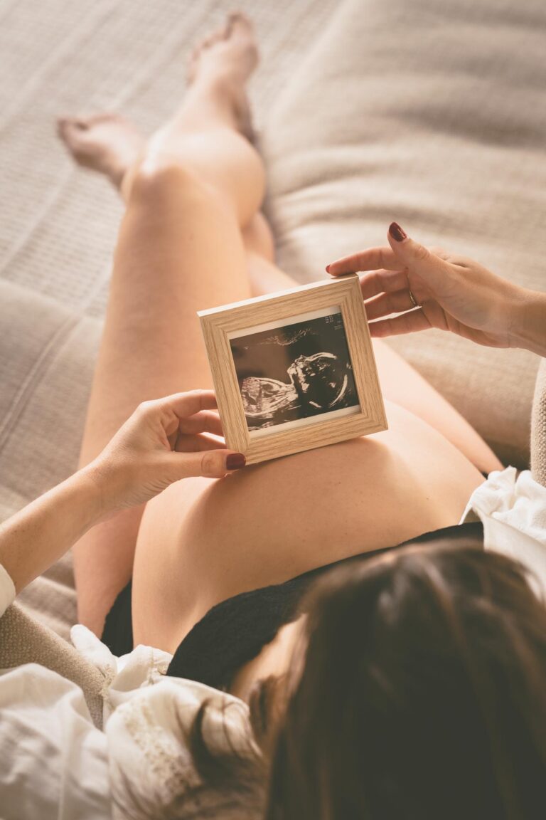 maternity posing in Amsterdam homes