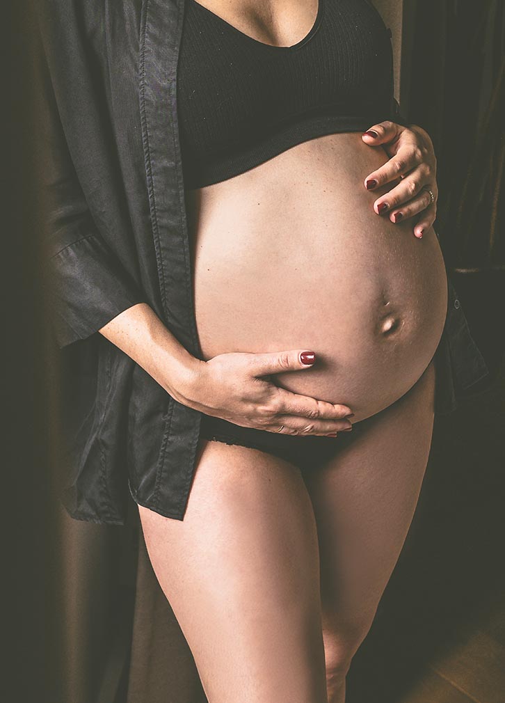 maternity posing in Amsterdam homes