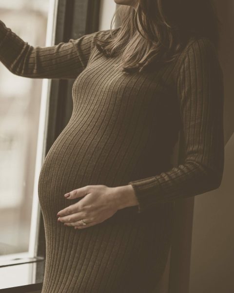 Maternity posing in Amsterdam