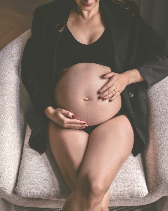 Maternity posing in Amsterdam