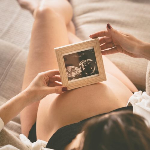 maternity posing in Amsterdam homes