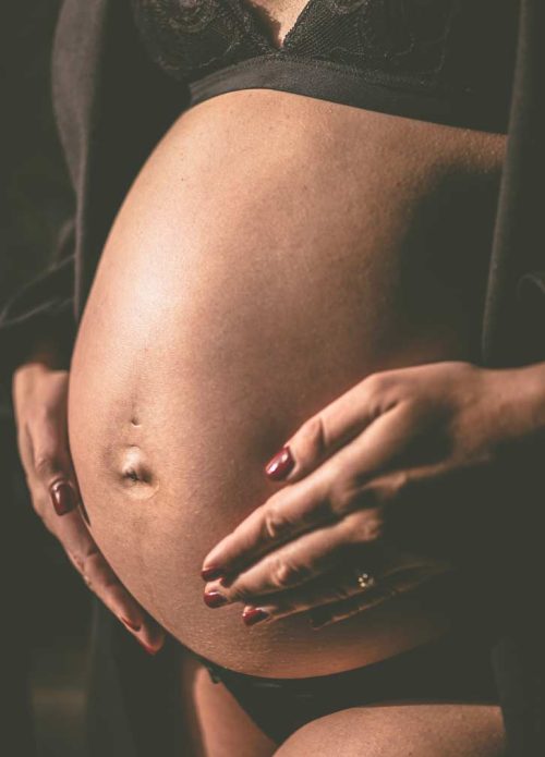 best time for a maternity photoshoot, strong light photography