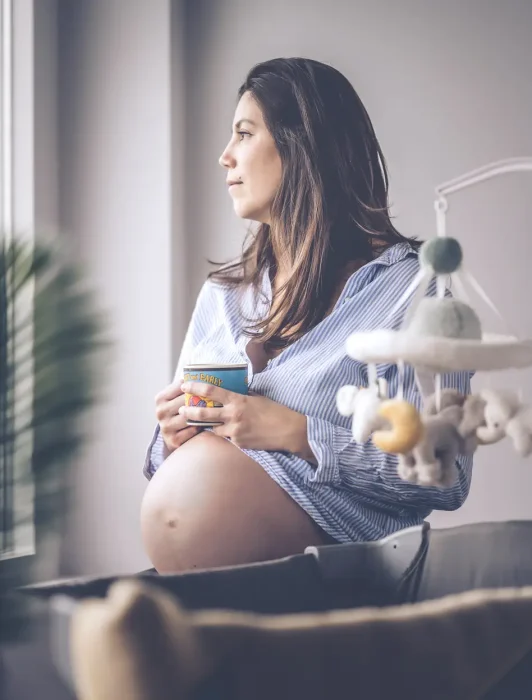Maternity posing in Amsterdam